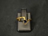 une bague en or surmontée d'un diamant noir