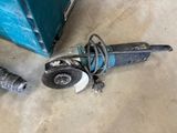 a machine that is sitting on the floor next to a trash can