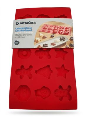 un moule à gâteau rouge contenant une part de pizza