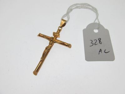 un gros plan d'une croix à laquelle est accrochée une étiquette de prix