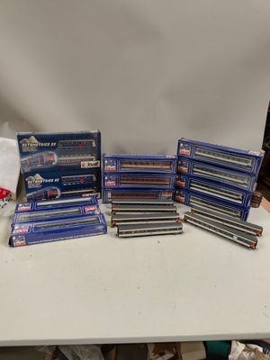 une pile de DVD posée sur une table blanche
