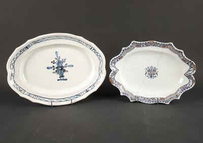 une paire d'assiettes bleues et blanches ornées de fleurs, posées sur une table