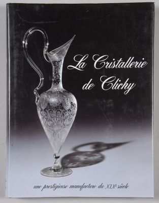 la couverture d'un livre sur laquelle figure l'image d'un vase en verre