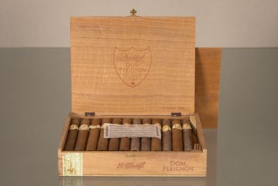 une boîte de cigares posée sur une table