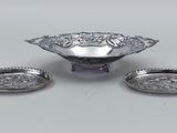 un plateau en argent avec deux plateaux ovales et deux plateaux ovales