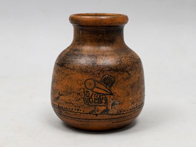 un vase marron sur lequel est représenté un homme