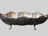 un grand bol en argent orné d'un motif décoratif