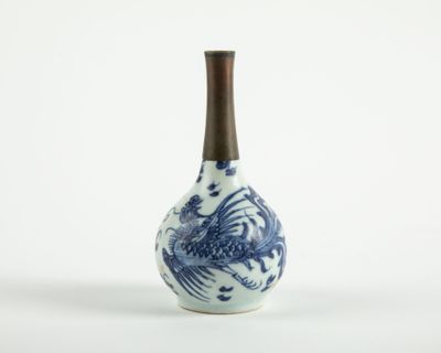un vase bleu et blanc orné d'un dragon