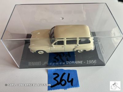 une petite maquette de voiture dans une vitrine