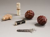 un petit assortiment d'objets comprenant un couteau, un écrou et un tire-bouchon