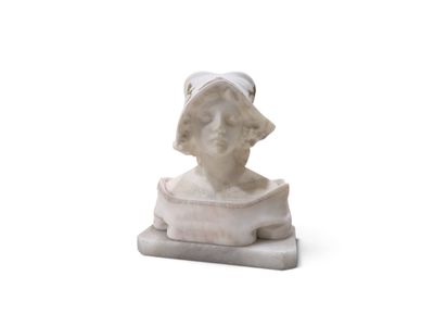 une statue de femme avec un chapeau sur la tête