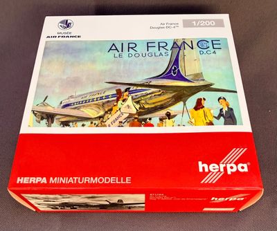 une image représentant une boîte sur laquelle figure l'illustration d'un avion