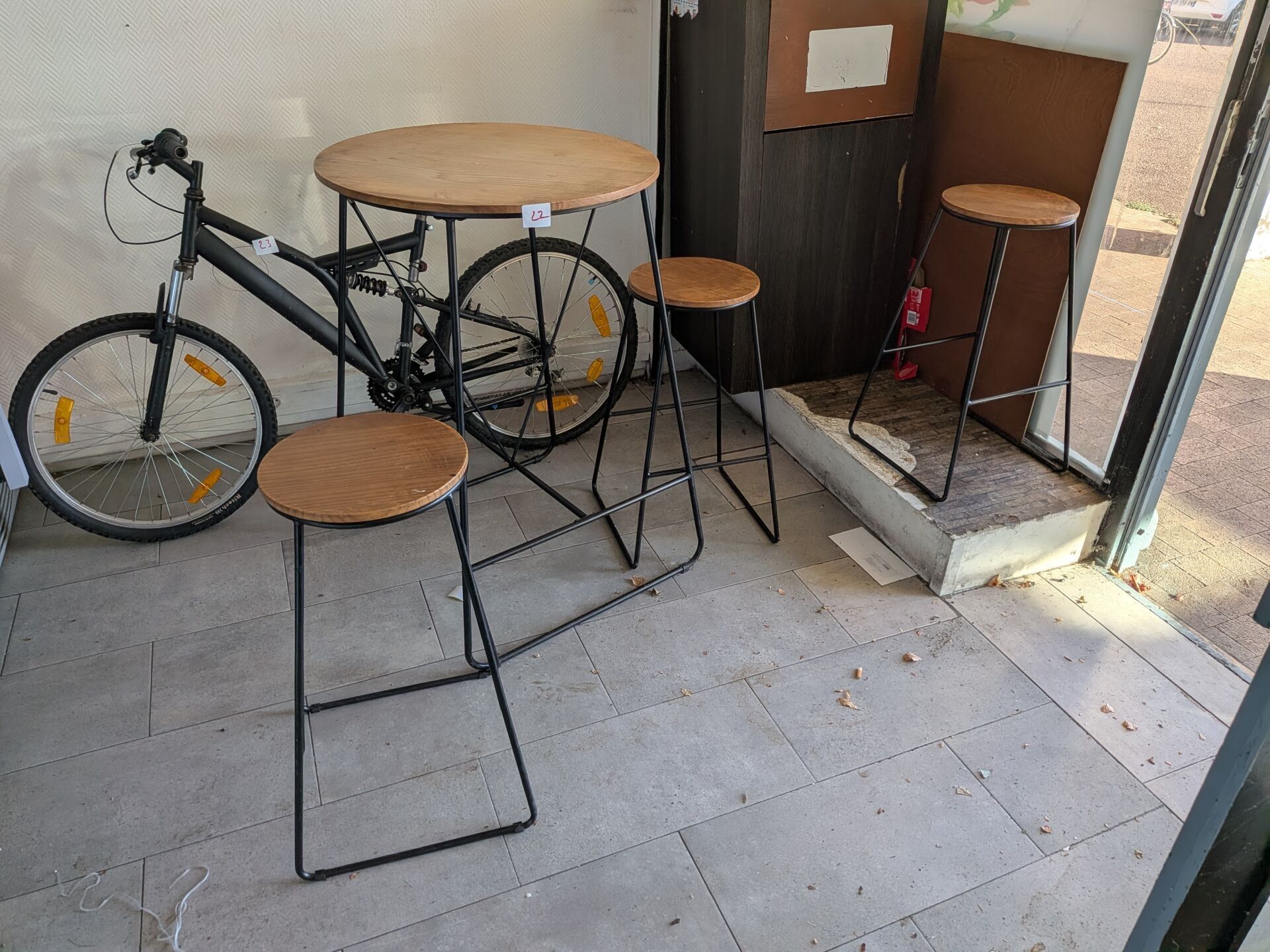 MANGE-DEBOUT et 3 tabourets