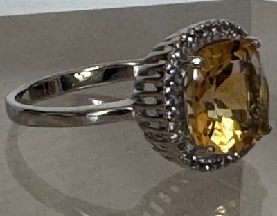 une bague sertie d'une pierre jaune