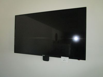un téléviseur à écran plat fixé au mur d'une pièce