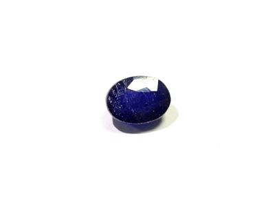 gros plan d'un saphir bleu sur une surface blanche