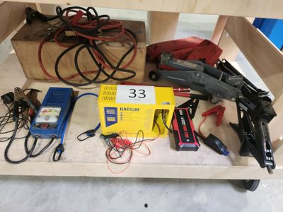 une table sur laquelle sont posés tout un tas d'outils électriques