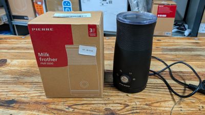 une brique de lait et un mixeur posés sur une table