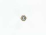 une bague sertie d'une aigue-marine et de diamants sur fond blanc
