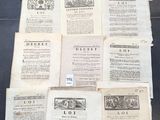 beaucoup de vieux journaux posés sur une table