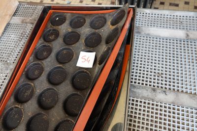 une boîte de biscuits enrobés de chocolat posée sur une table
