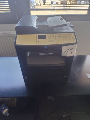 une imprimante posée sur un bureau près d'une fenêtre