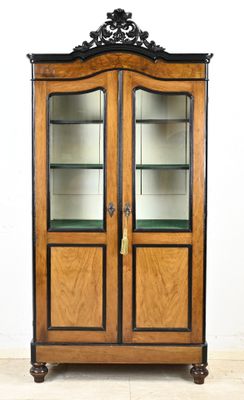 une image d'une armoire en bois avec des portes en verre