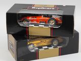 deux boîtes contenant chacune une maquette de voiture de course