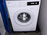 une machine à laver dans un coin d'une petite salle de bains