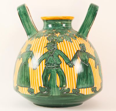 un vase vert et jaune sur lequel est représenté un homme et une femme