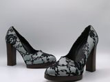 chaussures à talons hauts noires et blanches ornées d'un motif en dentelle