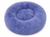 un gros plan sur un panier pour chien bleu sur fond blanc