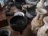 de nombreux vases et bols de toutes sortes sur la table