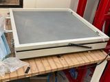 un micro-ondes posé sur un établi dans une pièce