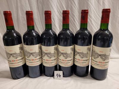 six bouteilles de vin rouge sont alignées sur une table