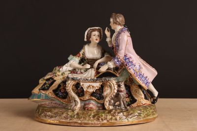 une figurine représentant une femme et un homme assis sur une table