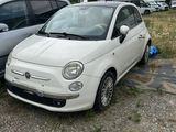 deux petites voitures garées l'une à côté de l'autre sur un parking