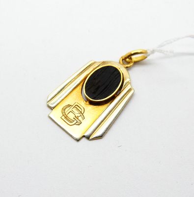 un collier en or orné d'une pierre noire