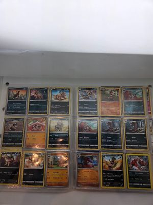 Il y a beaucoup de cartes accrochées au mur dans cette pièce.