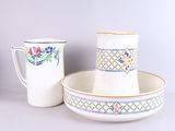 deux assiettes blanches et bleues posées l'une à côté de l'autre sur une table