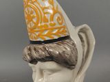 une figurine représentant un homme coiffé d'un chapeau
