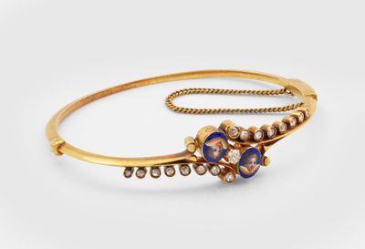un gros plan sur un bracelet en or orné de pierres bleues et blanches