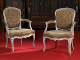 deux chaises posées sur un tapis rouge