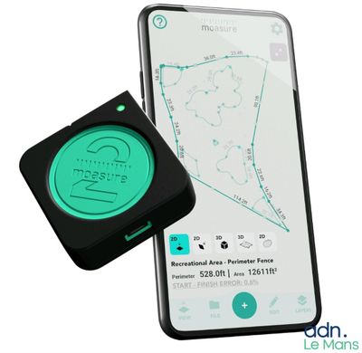 une image représentant un téléphone portable avec un appareil GPS à côté