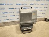 une petite machine posée sur le sol