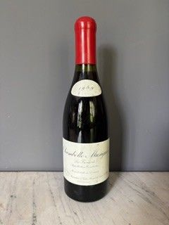 une bouteille de vin posée sur une table