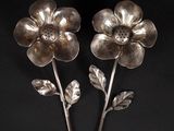 paire de fleurs plaquées argent avec des feuilles sur des tiges