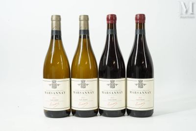 quatre bouteilles de vin sont alignées sur une surface blanche