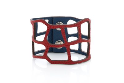 une photo d'un bracelet manchette rouge et bleu muni d'un fermoir en métal