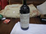 une bouteille de vin posée sur une table